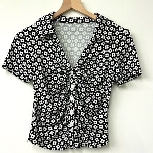 A short-sleeve stretch shirt